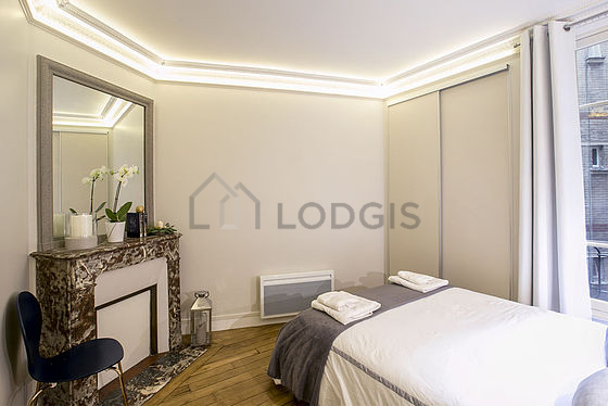 Chambre avec du parquet au sol