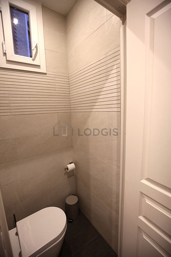 Salle de bain équipée de douche séparée
