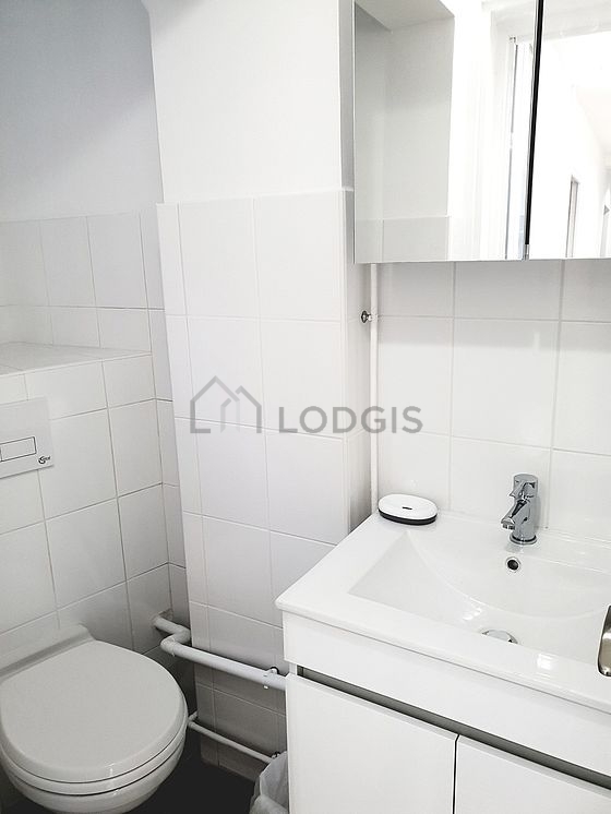 Toilettes indépendantes de la salle d'eau
