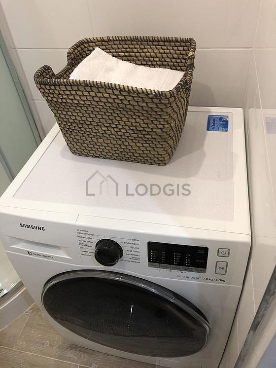 Salle de bain équipée de lave linge, serviettes de bain
