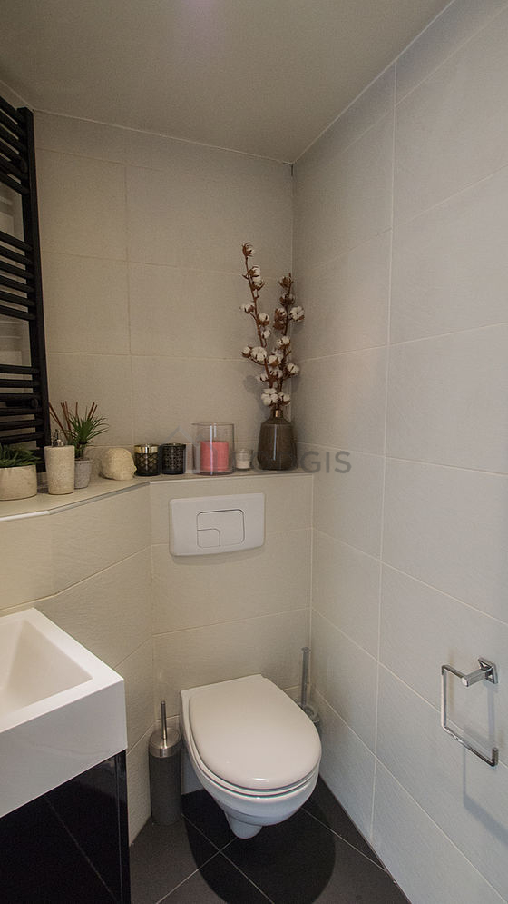Agréable salle de bain très claire avec du carrelage au sol