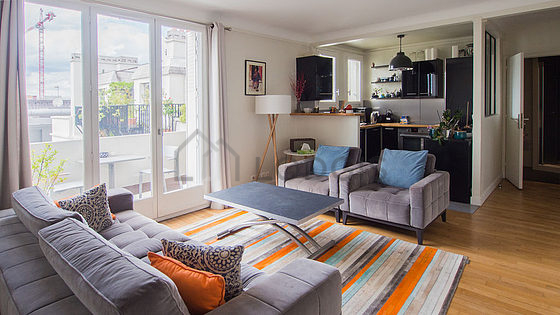 Salon avec du parquet au sol