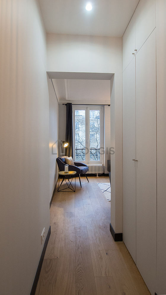 Très belle entrée avec du parquet au sol