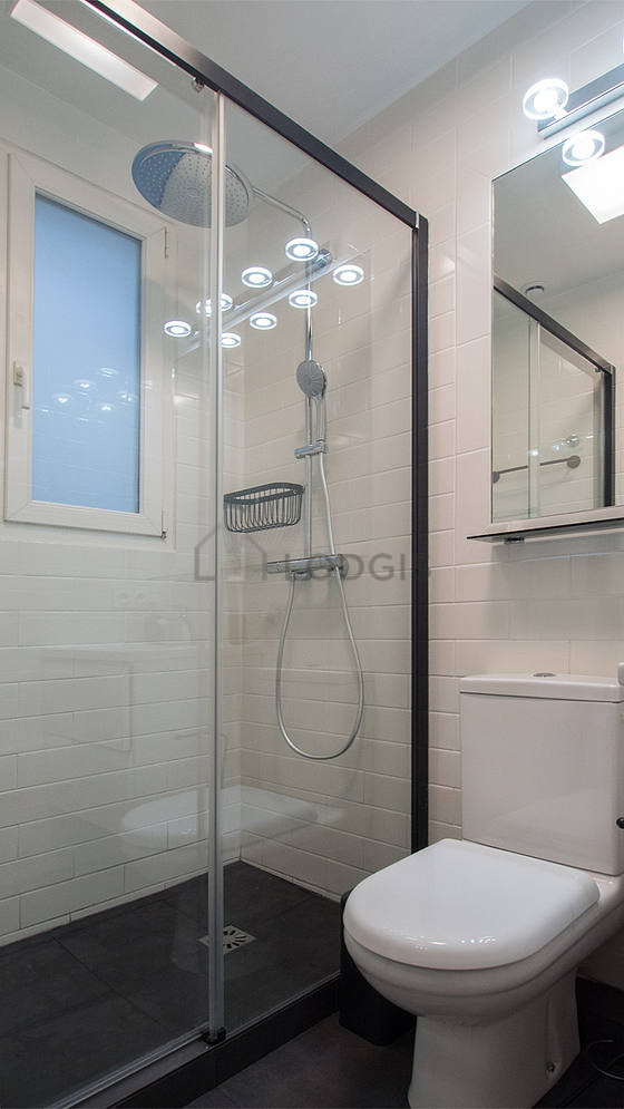 Agréable salle de bain claire avec du carrelage au sol
