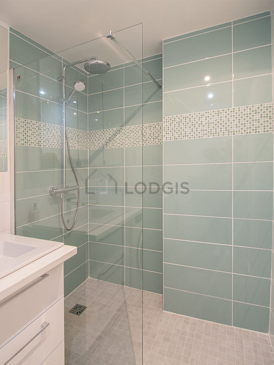 Salle de bain équipée de lave linge, placard