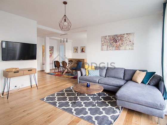 Salon avec du parquet au sol