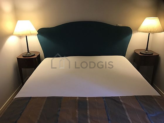 Bedroom of 11m² with wooden floor