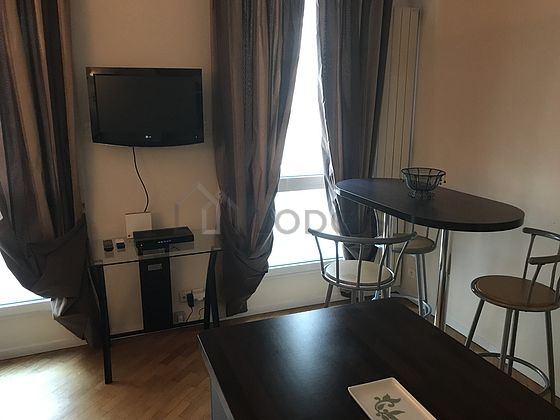 Salon de 16m² avec du parquet au sol