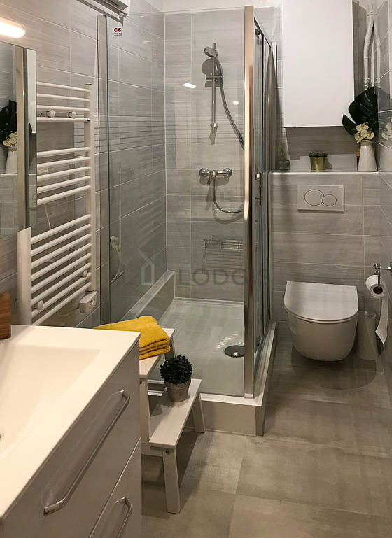 Beautiful and bright bathroom with tile floor