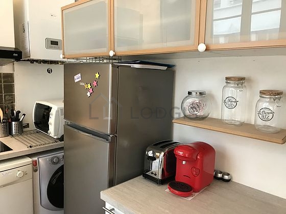 Cuisine dînatoire pour 4 personne(s) équipée de lave linge, réfrigerateur, hotte, vaisselle