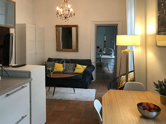 Salon avec du carrelage au sol
