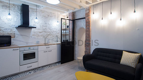 Living room of 12m² with tile floor