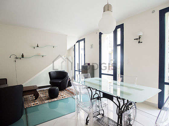 Great, very quiet and bright sitting room of an apartmentin Paris