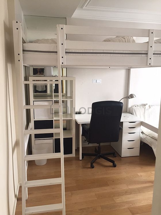 Salon de 14m² avec du parquet au sol
