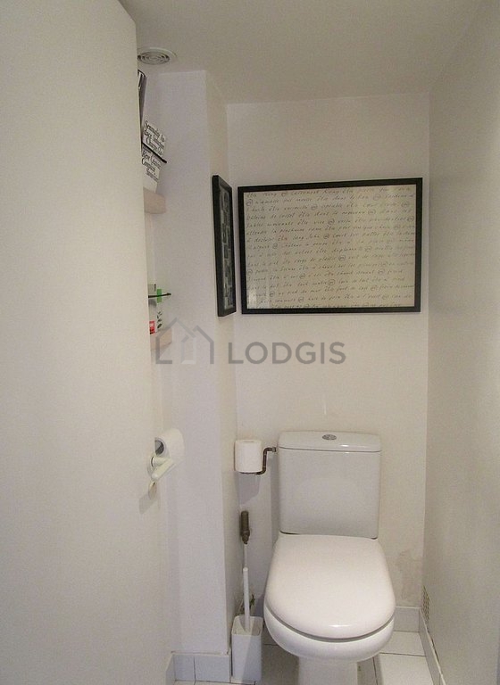 Toilettes indépendantes de la salle d'eau