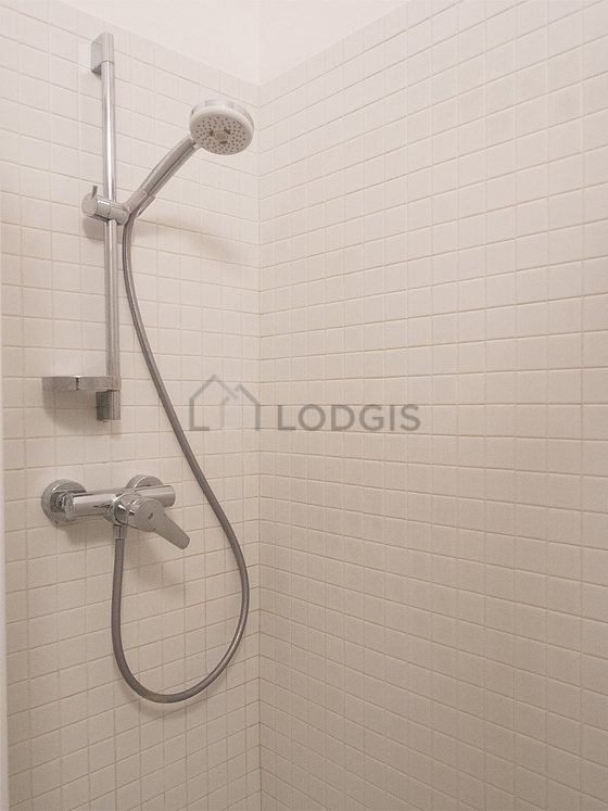 Salle de bain équipée de lave linge, serviettes de bain