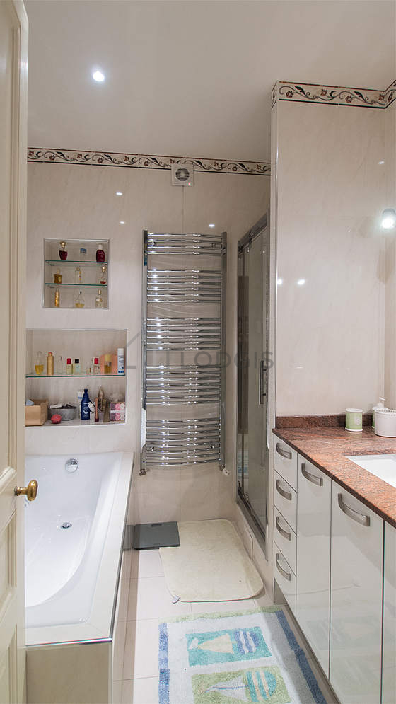 Beautiful and bright bathroom with tile floor