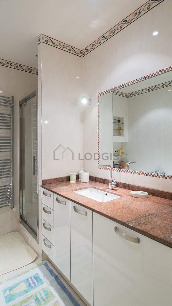 Bathroom equipped with bath towels