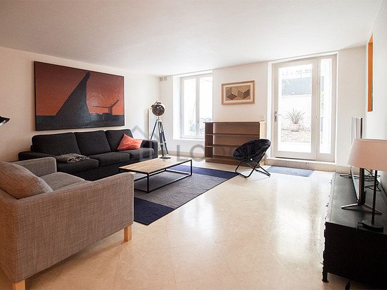 Salon avec du carrelage au sol
