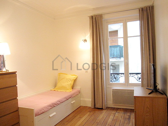 Chambre avec du parquet au sol