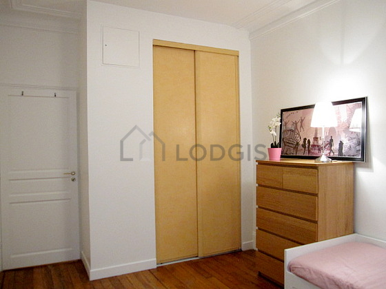 Chambre avec fenêtres double vitrage donnant sur cour