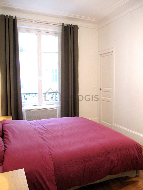 Chambre avec fenêtres double vitrage donnant sur cour