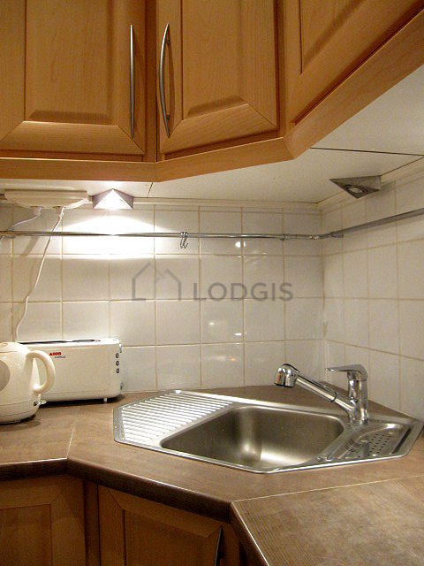 Cuisine équipée de lave vaisselle, plaques de cuisson, réfrigerateur, hotte