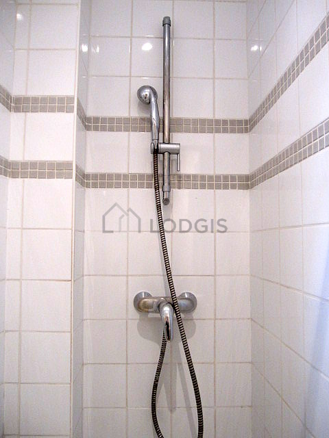 Salle de bain équipée de serviettes de bain