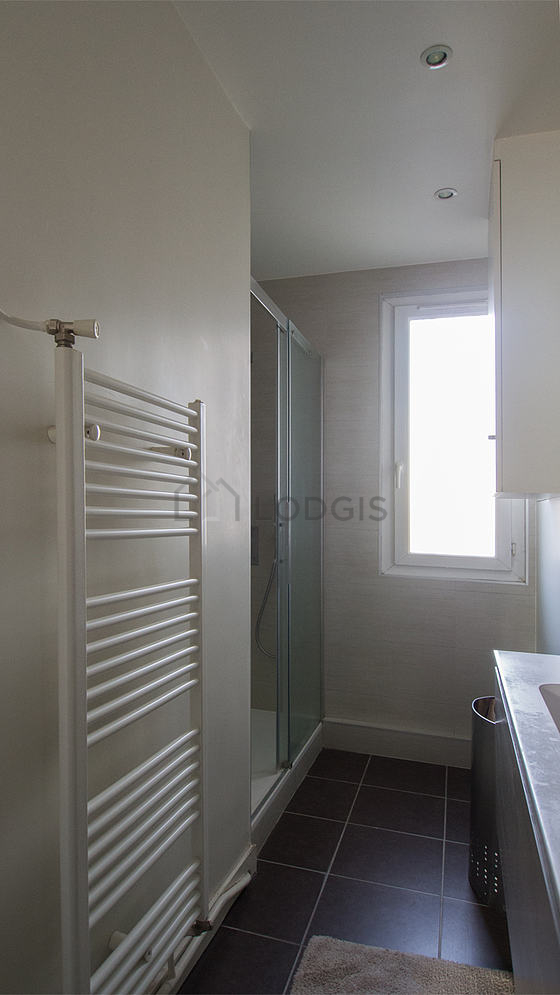 Bathroom equipped with bath towels