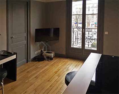 Salon avec du parquet au sol