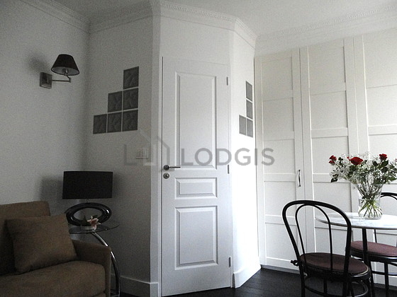 Salon de 14m² avec du parquet au sol