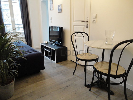 Séjour très calme équipé de 1 canapé(s) lit(s) de 140cm, télé, placard, 2 chaise(s)