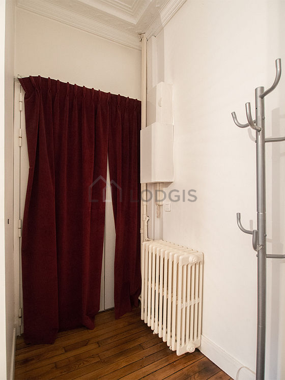 Belle entrée avec du parquet au sol