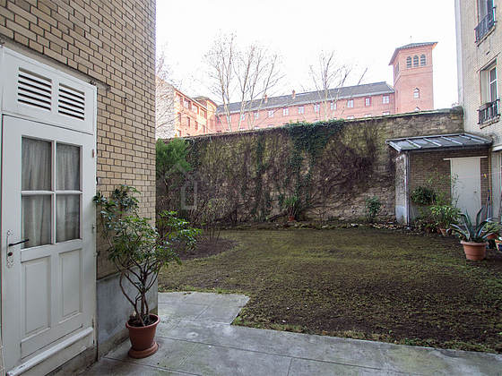 Jardin équipé de table à manger, 2 chaise(s)