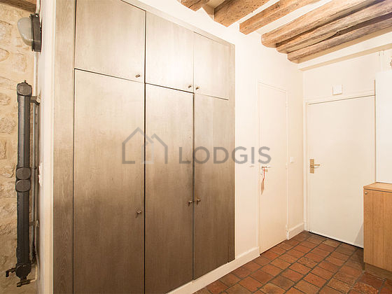 Very beautiful entrance with tile floor and equipped with washing machine