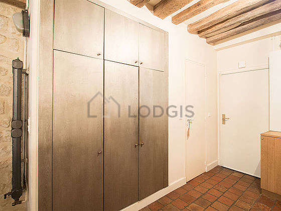 Very beautiful entrance with tilefloor and equipped with washing machine