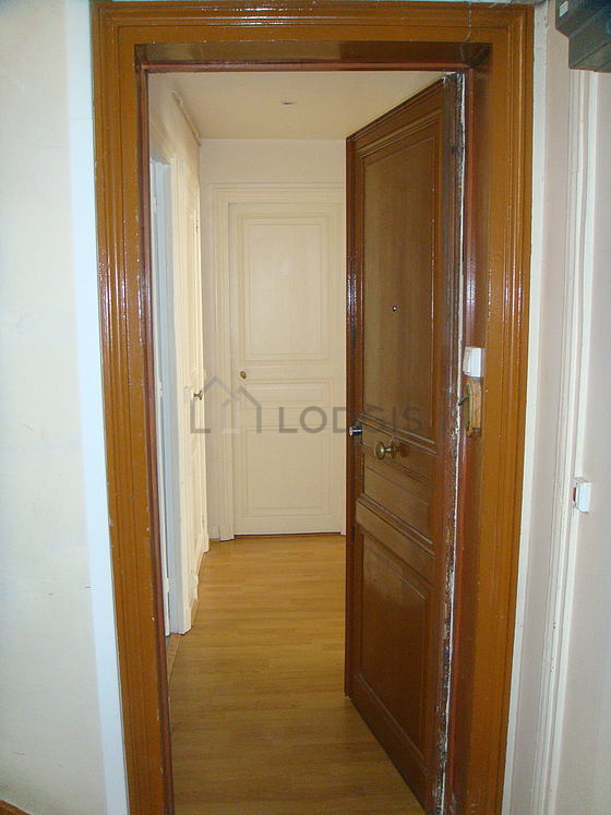 Belle entrée avec du parquet au sol