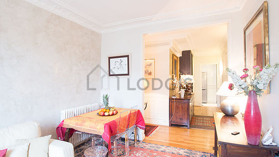 Salon avec du parquet au sol