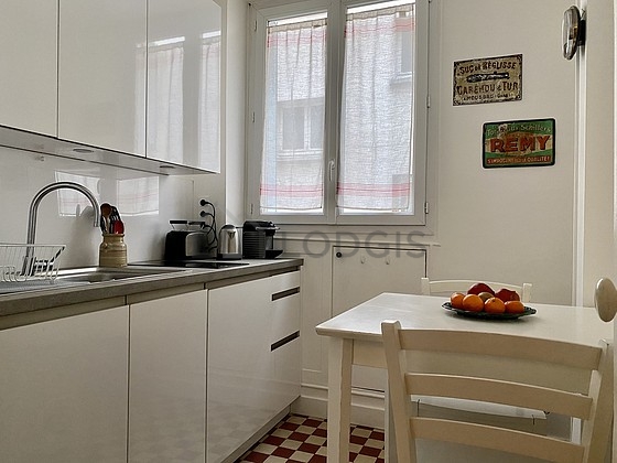 Belle cuisine avec du carrelage au sol