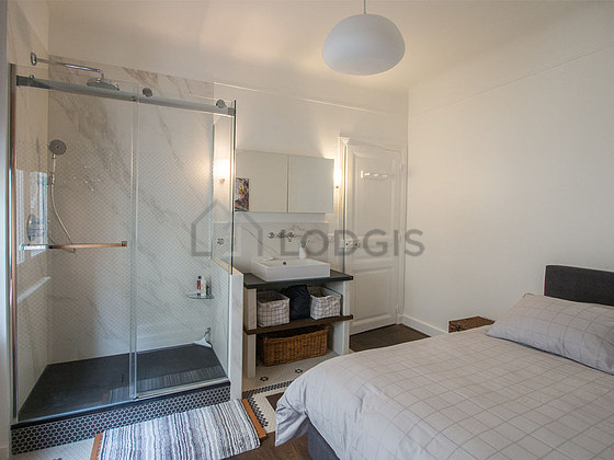 Agréable salle de bain très claire avec du carrelage au sol