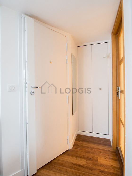 Belle entrée avec du parquet au sol