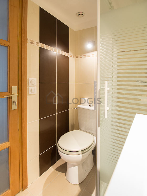 Salle de bain équipée de placard