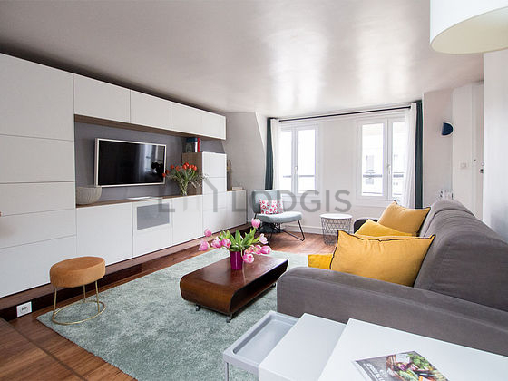 Séjour très calme équipé de 1 canapé(s) lit(s) de 160cm, télé, 1 fauteuil(s), 1 chaise(s)