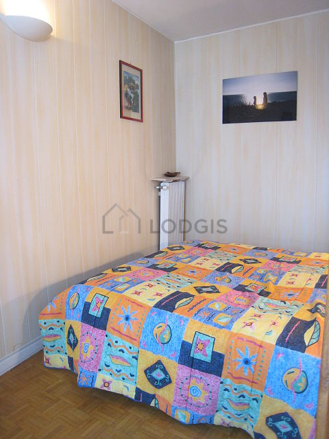 Chambre avec fenêtres double vitrage donnant sur jardin
