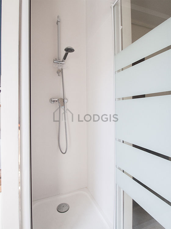 Salle de bain équipée de douche séparée