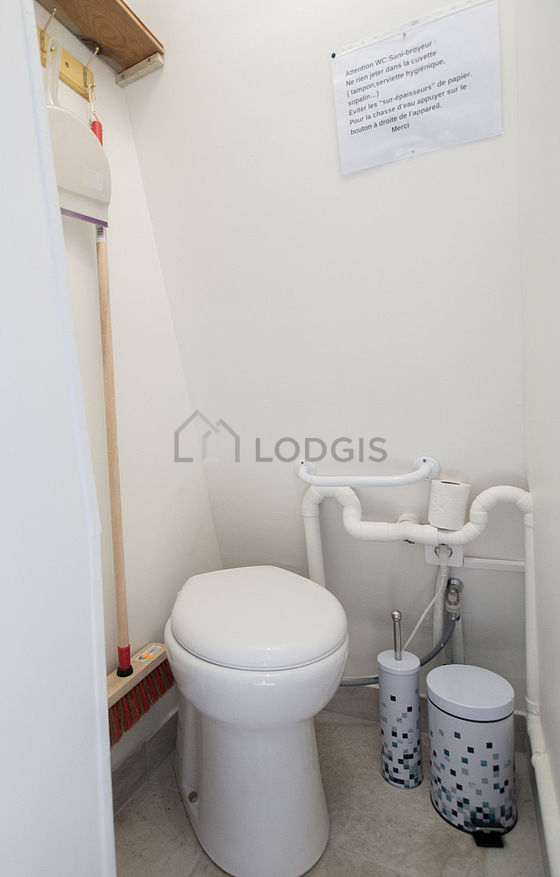 Toilettes indépendantes de la salle d'eau