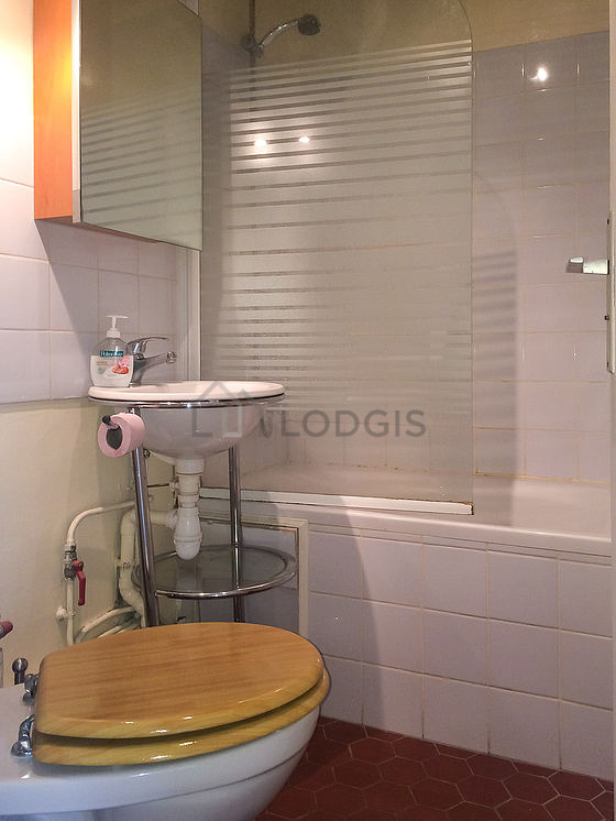 Salle de bain équipée de serviettes de bain