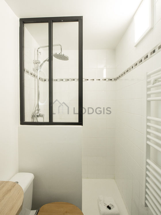 Salle de bain équipée de lave linge, etagère