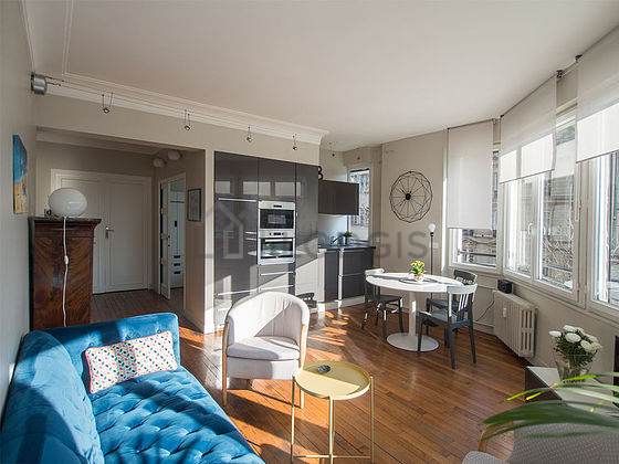 Great very bright sitting room of an apartment in Paris