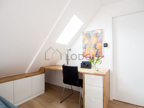 Great, very quiet and bright sitting room of an apartment in Paris